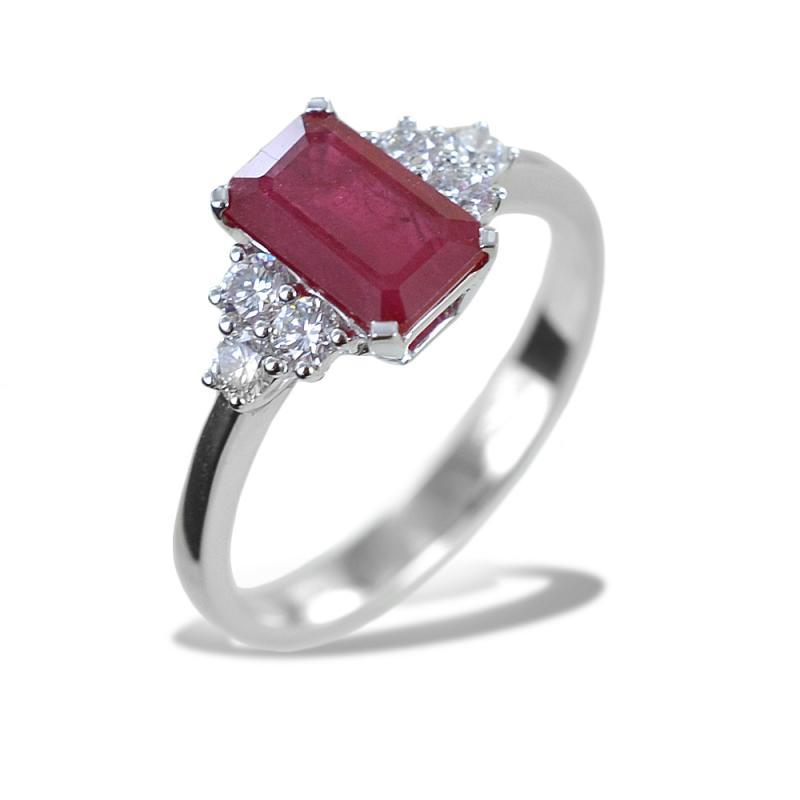 Bague avec rubis et diamants pour cadeau