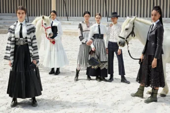 Photo de groupe de "Dior Cruise" 2019, Estelle Hanania pour un aperçu de Dior