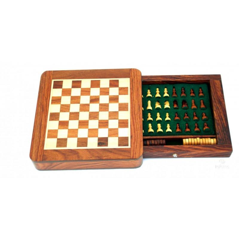 échecs en bois pour le patron