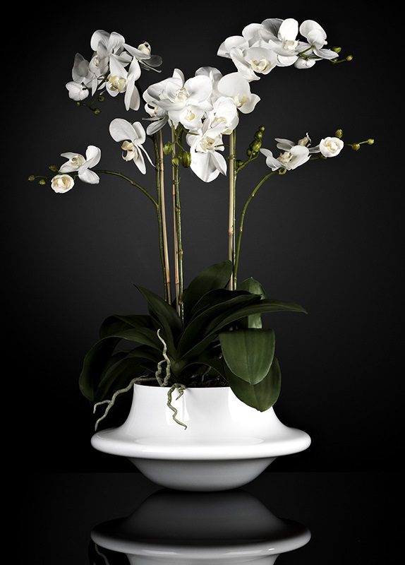 fleurs artificielles avec vase