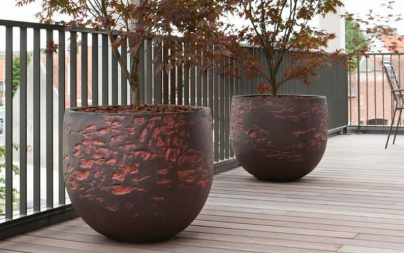 grands pots de fleurs pour un jardin luxueux