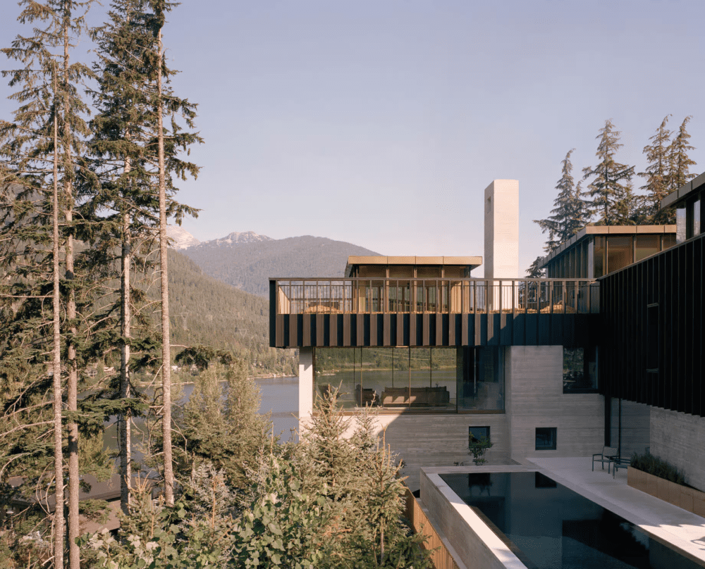 Maison de luxe sur le rocher à l'extérieur du lac