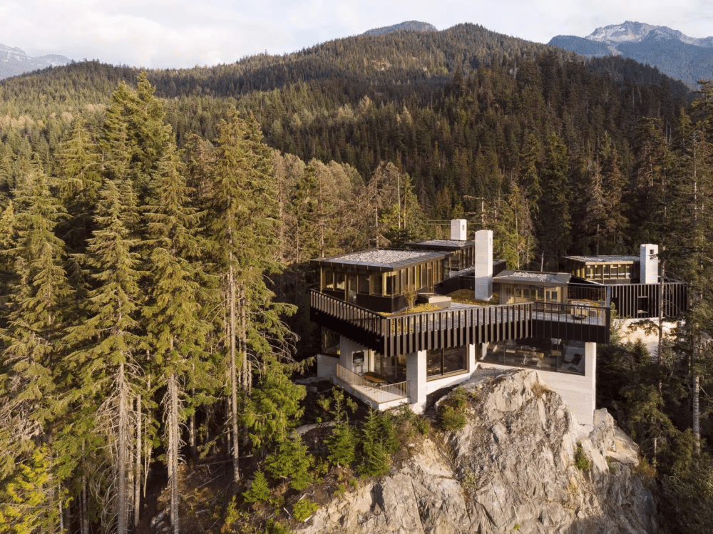 Maison de luxe sur l'extérieur du rocher