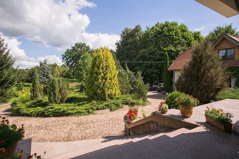 manoir luxueux au bord d'un lac avec un rivage