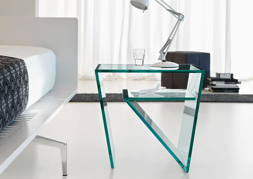 une petite table en verre sous une lampe