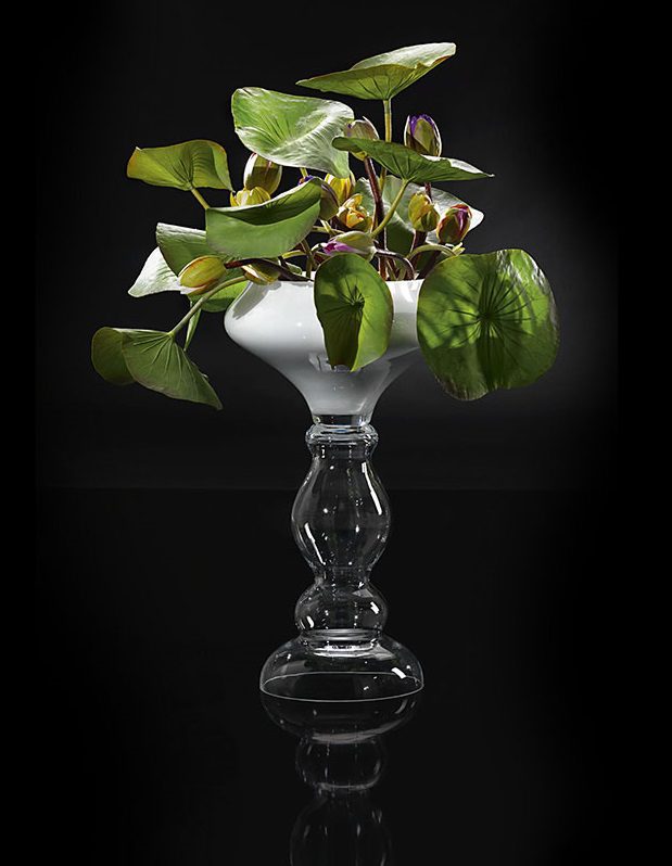 vase avec fleurs artificielles