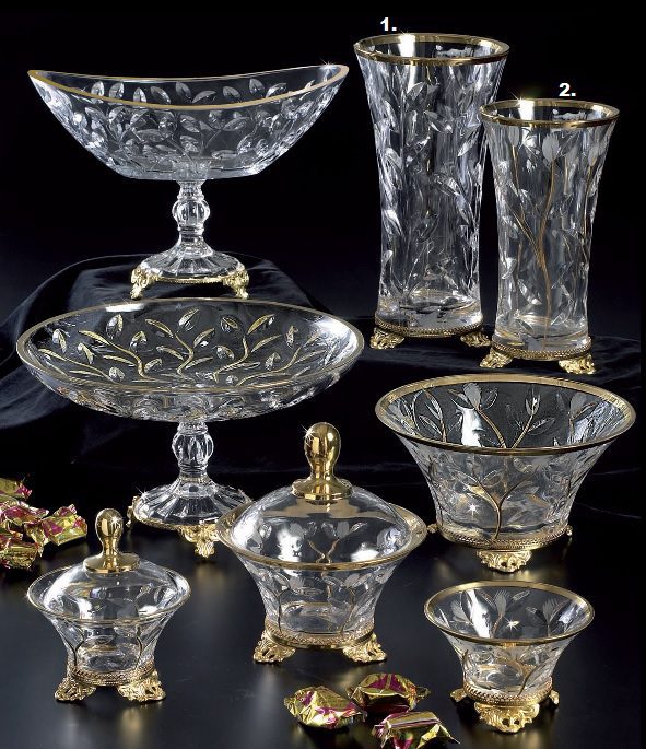 vases et assiettes en cristal