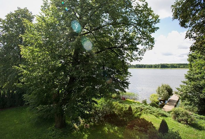 vue depuis la terrasse, villa de luxe au bord du lac