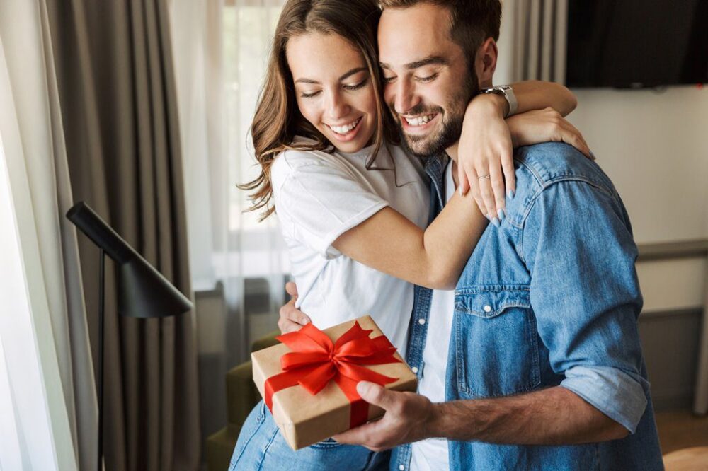 Beau jeune couple amoureux à la maison