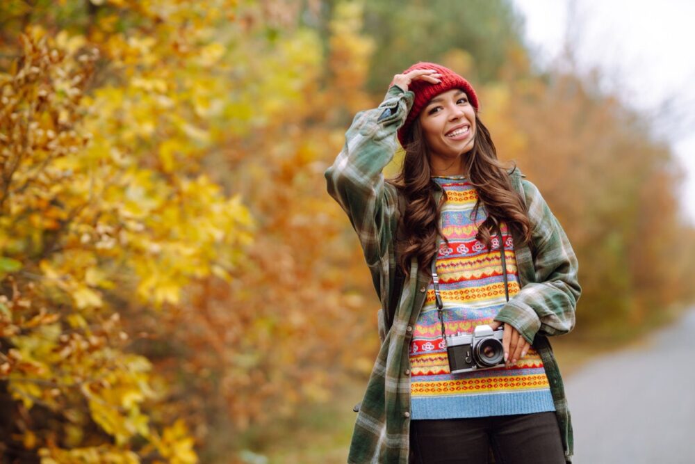 Belle jeune femme photographiée avec un appareil photo rétro. Détente, relaxation, voyage, style de vie.