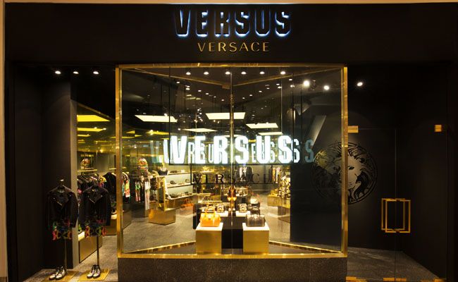 Quelle est la différence entre Versus Versace et Versace : luxe contre rébellion
