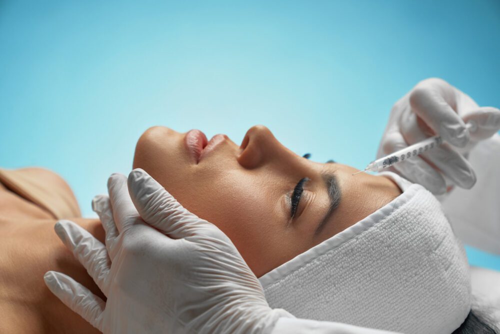 Injection de Botox cosmétique dans le front d'une femme.