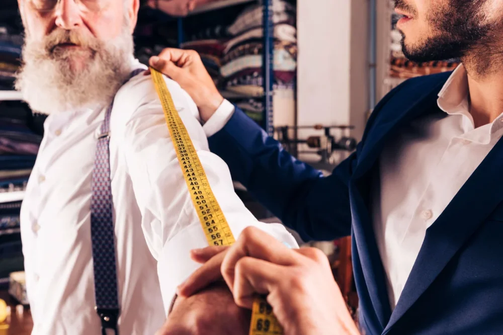 La confection d’un costume sur mesure : à quoi cela ressemble-t-il ?